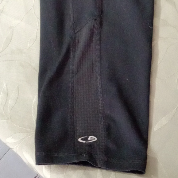 THREE PIECES OF KIDS CLOTHES - Picture 7 of 9